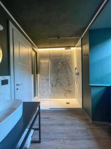 坎诺比奥DIMORA SCURONE的带淋浴的浴室和玻璃墙