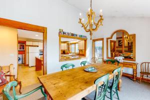 法兰克尼亚Bridal Veil Lodge的一间带木桌和椅子的用餐室
