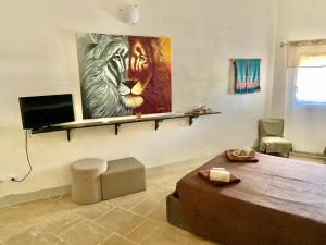 加拉蒂纳伊尔特瑞诺酒店的一间设有一张床的房间和一幅老虎画