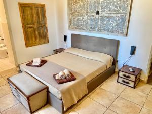 加拉蒂纳伊尔特瑞诺酒店的一间卧室配有一张带两个枕头的床