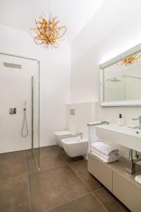 波尔托罗Luxury Apartments Portoroz的一间带水槽、卫生间和镜子的浴室