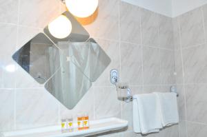阿吉亚玛丽娜Oasis Hotel Theodoros & Litsa Galaris的浴室的墙上设有大镜子
