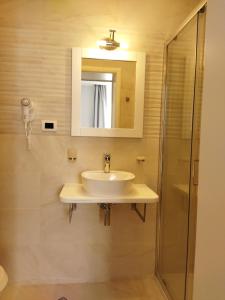索非亚Hotel House K21的一间带水槽和淋浴的浴室