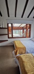 莱瓦镇Villa Monica HR的带大窗户的客房内的两张床
