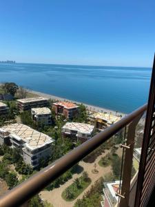 查克维Dreamland deluxe apartment的从大楼的阳台上可欣赏到海滩景色