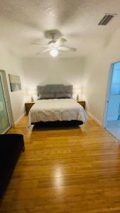 卡纳维拉尔角Casa Flamingo的一间卧室配有一张床和吊扇