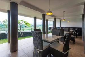 伦邦Lembang Views的一间带桌椅的用餐室