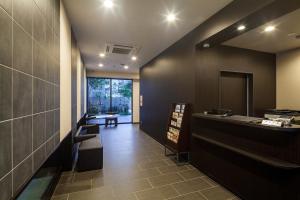 广岛HOTEL SUITE HIROSHIMA YOKOGAWA的一间带柜台和镜子的浴室