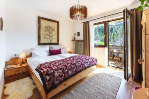 埃尔瓦尔德Das Halali - dein kleines Hotel an der Zugspitze的一间带大床的卧室和一个阳台