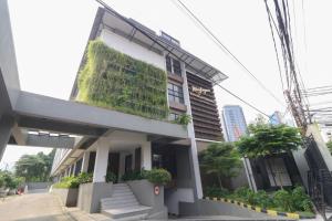 雅加达Mendjangan Residence的一面有绿色墙的建筑