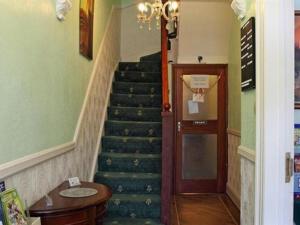 大雅茅斯什鲁斯伯里旅馆的房屋内铺有蓝色地毯的楼梯