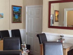 大雅茅斯什鲁斯伯里旅馆的一间会议室,配有椅子和镜子