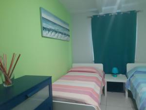 巴里Attico Con Terrazza A Bari的一间设有两张床的客房,墙上挂着一张照片