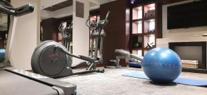 贾朗达尔Fortune Avenue, Jalandhar - Member ITC's Hotel Group的健身房设有健身球和机器