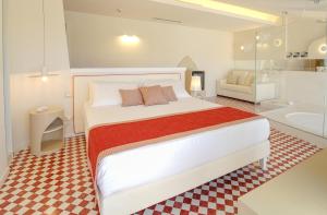 圣多米尼卡Suite Hotel L'Oasi di Riaci的一间带大床的卧室和一间浴室