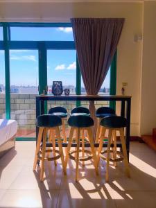 马公东屋民宿 的享有美景的客房配有桌子和凳子。