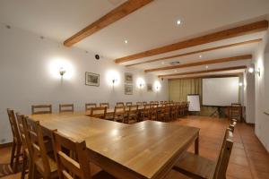 库多瓦-兹德鲁伊庞赛特艾卡亚旅馆的一间会议室,配有木桌和椅子