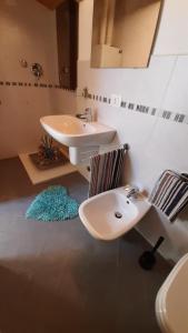 米萨诺阿德里亚蒂科La Casa Azzurra的一间带水槽和卫生间的浴室