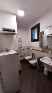米萨诺阿德里亚蒂科La Casa Azzurra的一间带三个水槽和两个卫生间的浴室