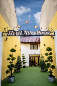 奥拉迪亚Hotel Novotheos的大楼一侧的酒店迎宾标志