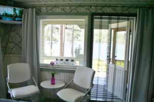 Kankainen塔轮卡诺酒店的一间设有两把椅子、一张桌子和一个窗户的房间