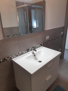 里米尼Villa Lina的浴室设有白色水槽和镜子
