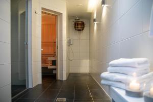 奥尔德伯科普Hotel Restaurant Lunia的带淋浴和一些毛巾的浴室