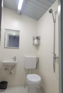 旧瓦马Pur si Simplu ADULTS ONLY的白色的浴室设有卫生间和水槽。