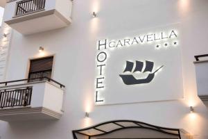 维耶斯泰卡拉维拉酒店的大楼一侧哈瓦那利斯酒店标志