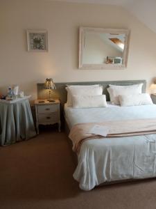 克利夫登克利夫登湾旅馆的一间卧室配有两张床和一张带镜子的桌子