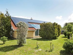 奥特尔恩多夫12 person holiday home in Otterndorf的屋顶上设有太阳能电池板的房子