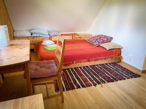 BokinySosnowy domek w rezerwacie nad Narwią的客房设有两张双层床和一张桌子。