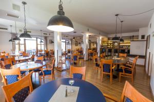 伏尔塔瓦河畔利普诺海军将领酒店的餐厅内带桌椅的用餐室