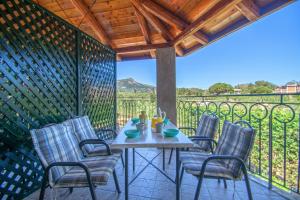 瓦西里科斯阿莫斯桑特岛别墅公寓的美景庭院内的桌椅