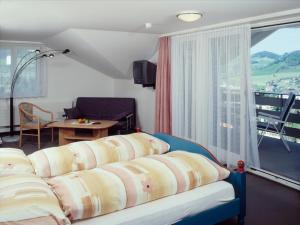 阿彭策尔Panorama Hotel Freudenberg的带沙发和窗户的客厅