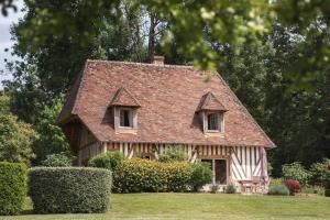 康布勒梅尔Locations - Domaine Le Coq Enchanté的一座带屋顶和灌木的小房子