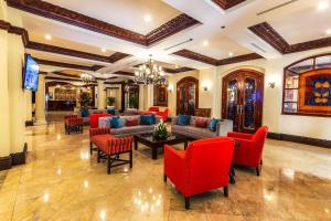 特古西加尔巴特古西加尔巴克拉丽奥酒店 的带沙发和红色椅子的客厅