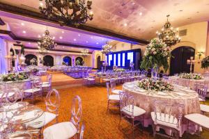特古西加尔巴特古西加尔巴克拉丽奥酒店 的宴会厅配有白色的桌椅和鲜花