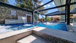 马林斯卡Villa Vista的一座房子里一个带瀑布的游泳池