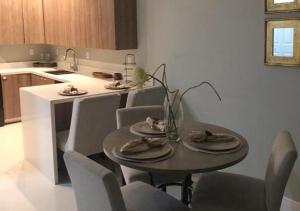 拿骚Luxury Venetian Condo的厨房配有桌椅