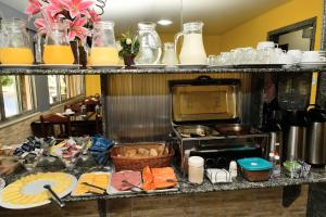 里约热内卢里约克拉罗酒店的厨房配有一个储藏着食物和饮料的柜台