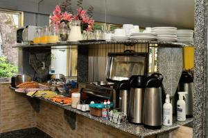 里约热内卢里约克拉罗酒店的厨房配有带餐具的吧台