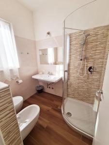 里米尼卡梅利亚酒店的带淋浴、卫生间和盥洗盆的浴室
