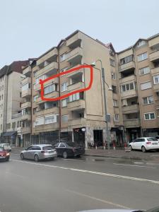 GnjilaneLovely Hotel & Apartment for rent in center of Gjilan的一座大型公寓楼,上面有红圆