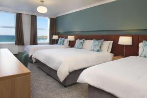 访问不列颠3星银奖滨海酒店客房内的一张或多张床位