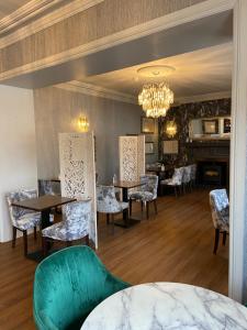 Patrington达尼丁住宿加早餐旅馆的一间带桌椅和吊灯的用餐室