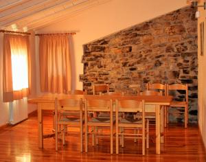 ClaverolRectoria de Claverol的一间设有桌子和石墙的用餐室