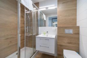科沃布热格Apartamenty Proeko Polonia的带淋浴、盥洗盆和卫生间的浴室