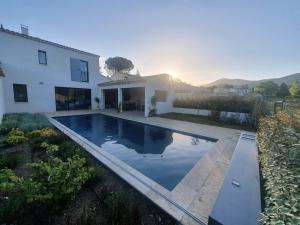 马洛塞讷Onze Villa in Provence, Mont Ventoux, New Luxury Villa, Private Pool, Stunning views, Outdoor Kitchen, Big Green Egg的房屋前的游泳池