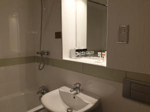 普雷斯顿传统普雷斯顿国际酒店的一间带水槽和镜子的浴室